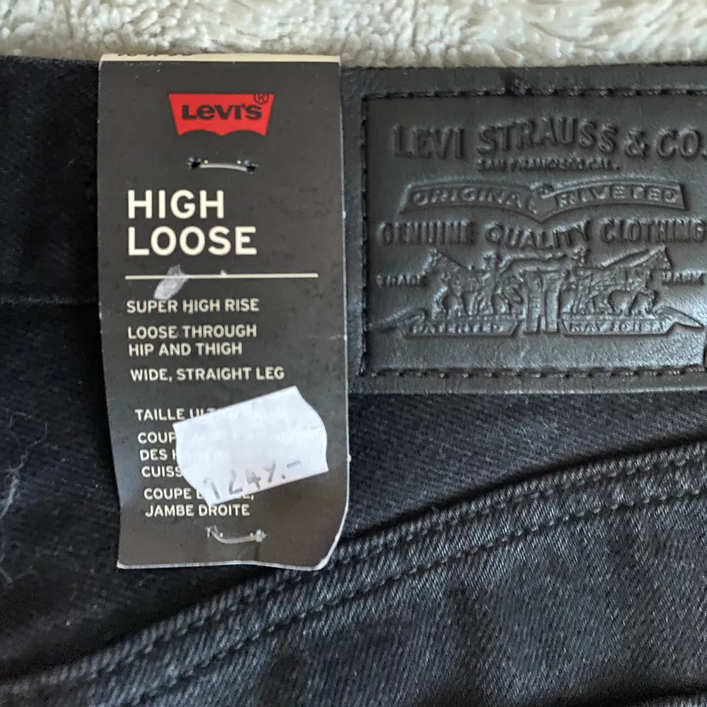 Säljer denna svarta jeans från Levis med hög midja, loose runt midja och lår med vida och raka ben. Org 1249kr, helt ovanvända.✨✨. Jeans & Byxor.