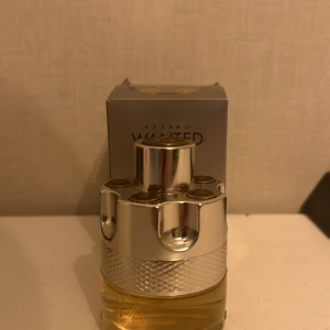 Azzaro wanted  - Säljer min azzaro wanted parfym använder den aldrig. Flaskan är 50ml och det är runt 35-40 ml kvar av den.