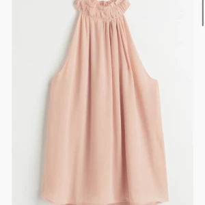 Topp - Säljer denna aprikosfärgade/rosa toppen i storlek s. Den är sällan använd och därav i väldigt bra skick. Köpte för 199kr och säljer för 80kr💓🤗