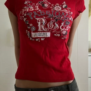 Röd t-shirt  - Säljer cool t-shirt pga ingen användning💘⭐️
