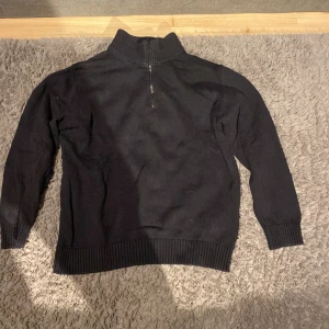 Halv-zip tröja - Snygg halv-zip tröja från Cubus. Säljer för att den är för liten för mig. Använd få gånger. Skick 8/10 tyget är lite slitet efter att ha blivit tvättat men annars inga defekter.