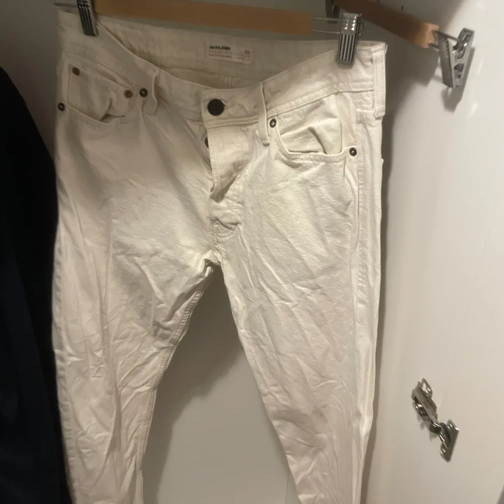 Snygga jeans till sommaren från Jack and Jones. Väldigt sparsamt använda, 300 kr. Modellen 180 cm. Jeans & Byxor.