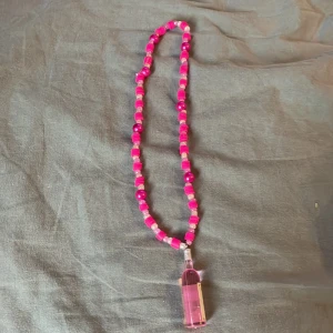 Halsband - Säljer detta fina halsband för 10kr. Jag har gjort själv.