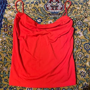 Linne vattenfall - Rött linne med vattenfallseffekt, superfint skick och somrig!