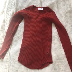 Röd långarmad tröja - Ett litet hål som enkelt går att sy ihop själv sitter jättebra tycker bara inte att färgen passar mig har aldrig använt innan