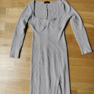 Midklänning - Fint använt skick, tyget är lite nopprigt. Inget man stör sig på