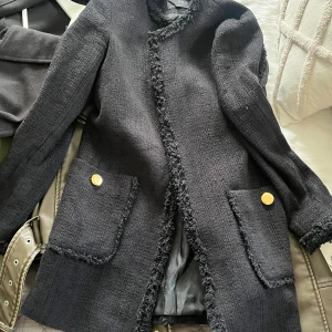 Kavaj/jacka från zara  - Jätte fin och elegant kavaj/jacka från zara med guld detaljer 🩷🫶