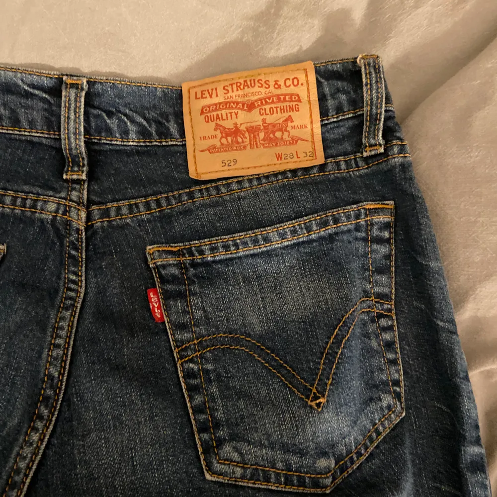 Säljer ett par as snygga vintage low waist jeans från Levis. Skjut snygg wash och färg, dessa är i strlk w28 l32🔥💕är öppen för prisförslag! Tryck inte på köpknappen!. Jeans & Byxor.