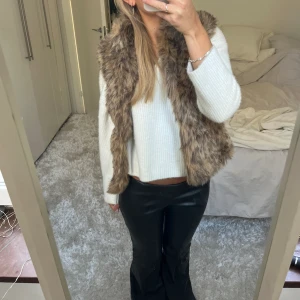Pälsväst - Säljer denna oälskvärt med leopardmönster. Passar både att ha inne och som jacka nu till våren. Har du någon fråga är det bara att höra av dig🫶🏻