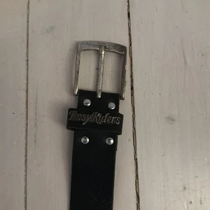 EASYRIDERS SVART LÄDERBÄLTE 90cm - Använt skick
