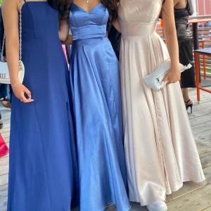 Balklänning/Festklänning - Hej!  Jag säljer nu min fina balklänning som jag bara har använt under en kväll. Den är mörkblå och materialet är Satin. Ryggen har snörning. Ni får gärna skriva till mig om ni har några funderingar, pris kan diskuteras!