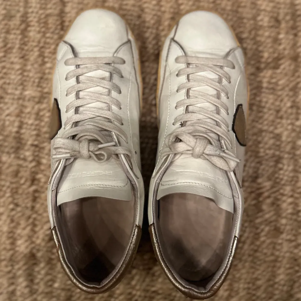 Tjena säljer ett par vita Phillipe Model skor | Har ett fåtal creases men det går att åtgärda | Annars bra skick på dojorna (8/10 med fåtal creases) | Endast skorna ingår | 3500kr ungefär nypris | Ställ gärna frågor 🙌. Skor.