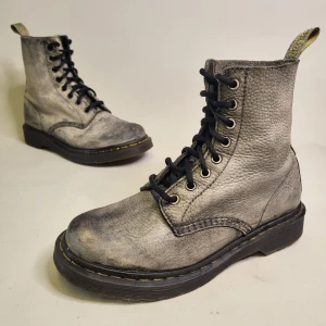 Dr Martens Pascal Kängor Storlek 40 Soft Läder Boots Skor Grå - 14 dagars ångerrätt! Skick: Skorna är lite slitna under men är annars i mycket bra skick. Inga hål eller illa lukt. Hör av dig om du har några frågor! Tack för att du tittade!