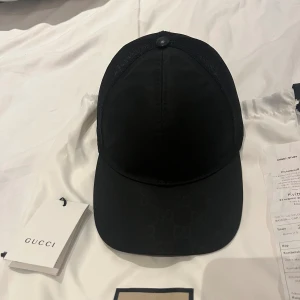 Gucci keps  - Säljer en Gucci keps, kvitto å allt finns. Ny köpt kostar runt 4100-4400. Svårt att få tag i och ganska ny
