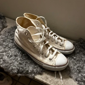 Vita converse - Säljer dessa vita converse i perfekt skick! Pris kan diskuteras vid snabb affär 