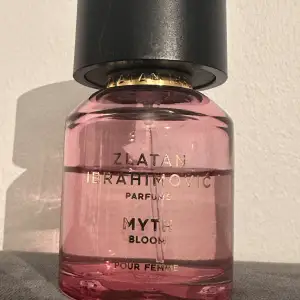 Säljer min parfym ifrån Zlatans märke, parfymen heter myth bloom och är en blommig doft som är perfekt i för sommaren. Flaskan var i 50 ml, parfymen är använd till hälften.  Fler bilder kan skickas 