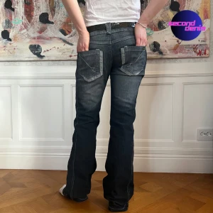 Baggy bootcut jeans - Coola Lågmidjade bootcut jeans. Innerbenslängd 85 cm. Midjemått 88 cm. Modellen är 170 cm🩵