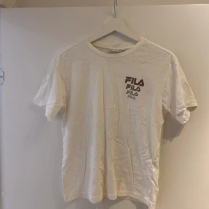 Fila T-shirt  - Fila T-shirt använd en gång och tvättad en gång (därav skrynklig då den lades i en klädpåse direkt efter tvätt) 