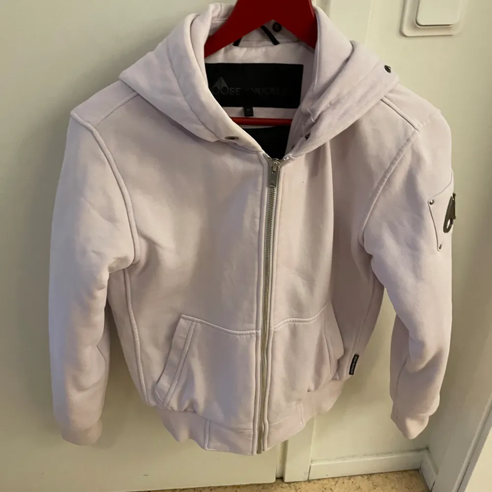 Säljer MOOSE KNUCKLES Hoddie, jacka; den kommer inte till använing läge. Den ser lite sliten ut, men blev så efter jag tvätta, det är gott sick.biligt pris. 1500 kr  Frakt tillkommer för köpare.   Pris kan diskuteras vid snabb affär  Kan mötas upp . Jackor.