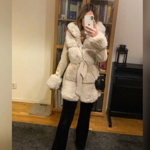 Chelsea jacka - En helt ny jacka som är använd upp till 5 gånger den är nyskick och redo för en ny ägare då jag tyvärr inte har någon användning av den längre☺️ Köptes för 1599kr. Ni är välkomna att skriva till mig via intresse🫶🏻