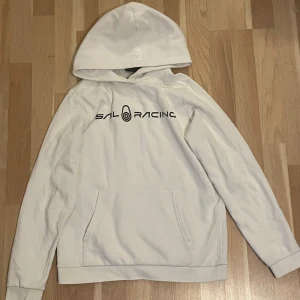 Sail Racing Hoodie  - Säljer denna då den ej kommer till användning längre. Den är i bra skick det finns inga defekter.  Pris sänks vid snabb affär!🤝🏼🤝🏼