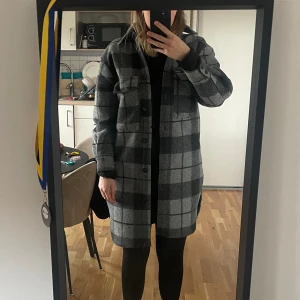 Rutig kappa - Jättefin kappa. Knappt använd. Strl XS men passar mig som har M vanligtvis