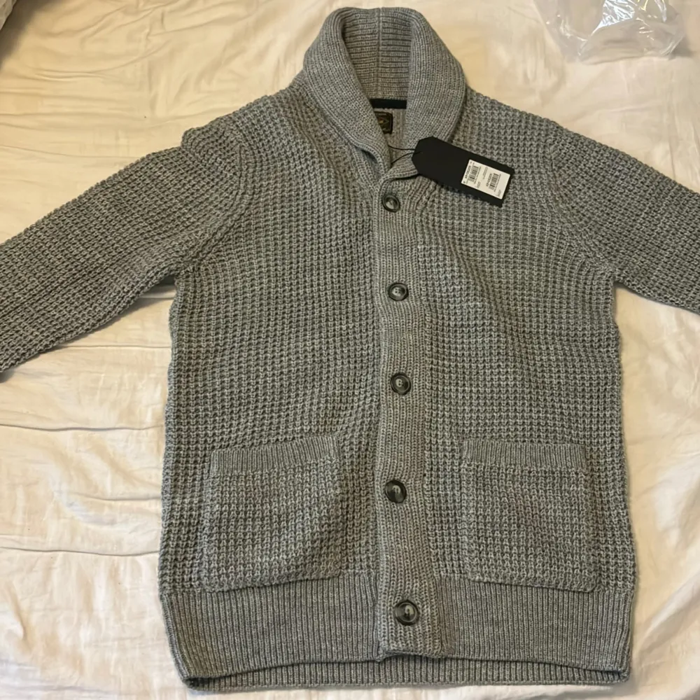 Säljer nu en fet stickad cardigan. Helt ny med tags, aldrig använd. Säljer pga den är för stor och inte går att lämna tillbaka. Storlek S men sitter lite stort, köpt för 899 på zalando. Tröjor & Koftor.