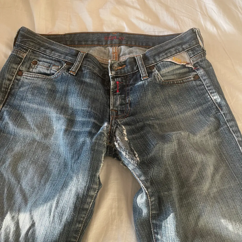 Lågmidjade Flare jeans ifrån replay dom har lite små defekter men annars bra skick Midjemått:37 rakt över och inerbenslängden är 83. Jeans & Byxor.