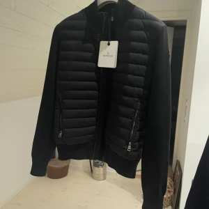 Moncler black label cardigan - säljer nu min moncler black label cardigan, köpt på nk kvitto, tags finns. för mer bilder bara att fråga