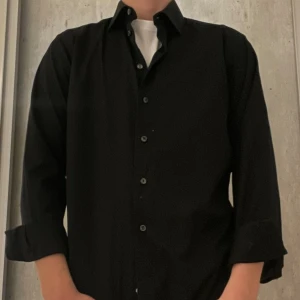 Eton skjorta - Säljer nu min Eton skjorta i storlek 42 vilket motsvarar M. Skick 9,5/10 inga defekter eller slitage. Nypris 1700kr, vårt pris 219, priset är inte hugget i sten. Skriv om du undrar något🕺💸