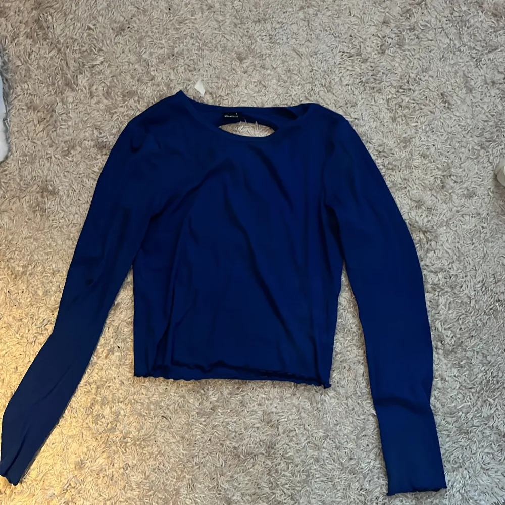 Säljer denna kungsblåa långärmade tröja med öppen rygg. Kom inte till användning. Köpte den på rea på Gina Tricot för 80 kr så säljer den för 70 kr.. Tröjor & Koftor.