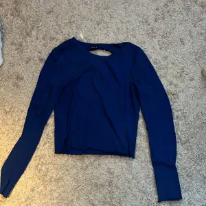 Säljer denna kungsblåa långärmade tröja med öppen rygg. Kom inte till användning. Köpte den på rea på Gina Tricot för 80 kr så säljer den för 70 kr.