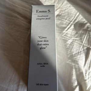 Emma s - Säljer denna det är en peeling med AHA och BHA syror som tar bort döda hudceller och ger lyster och fukt till huden. Dem är helt o öppnad och är köpt på Lyko för 329kr. Hör av er för frågor🩷