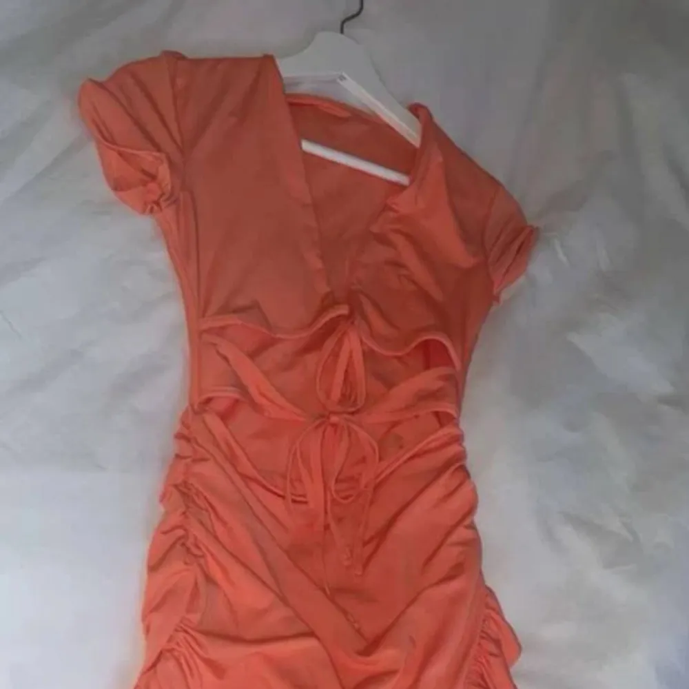 Skit snygg klänning som tyvär blivit för liten för mig. Köpte för ett tag sen så den e andvänd men bra skick. Fin neon orange färg och passformen är toppen. . Klänningar.