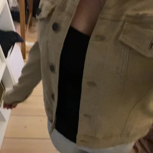 Beige jeansjacka - En beige jeansjacka från OBJECT. Köpt för 500 och aldrig använd!