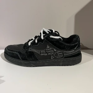 Vicinity skor - Säljer ett par Vicinity skor. Dem är otroligt bra skick och är knappt använda. Dem är dock smutsiga men jag kan tvätta innan köp. Storlek 43 och köparen står för frakten. Säljer för 1100kr. Du får med box och har även kvitto.