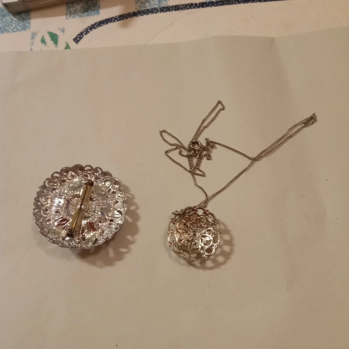 Kedja Silver 835 med hänge samt brosch . - 91