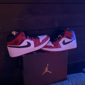 Jordan 1 mid - Använt dom 1 gång utomhus syns inte på sulan precis som nya boxen är skadad men man får med den om man vill köpte från merchsweaden kostar 4000kr nypris, lägger ut för 2500kr går då billigare om man vill.