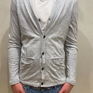 Kofta H&M - Kofta H&M Modell: 184cm & väger 84kg  Skick: allmänt använd Färg: grå Material: bomull 