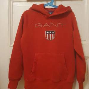Röd Gant shield hoodie i strl 134/140. Mycket fint skick