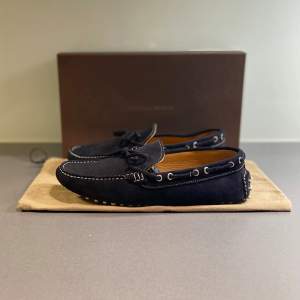 Hej! Säljer nu dessa super schyssta loafers skorna från Bottega Veneta. Toppen skick utan några större defekter. Storlek 43 och sitter ”true to size”. Tillkommer endast skopåse vid köp. Kan frakta eller mötas upp i Kungälv.