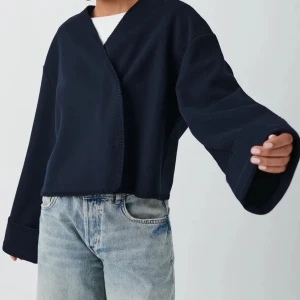 Mörkblå kappa  - Säljer denna kappan/ jackan från Gina. Endast testad med lappen kvar 💓 hör av dig för fler bilder eller frågor 