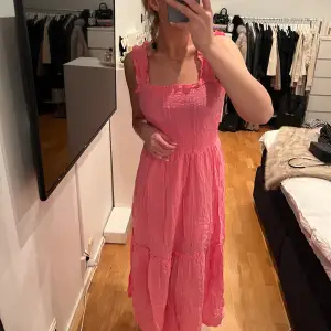 Säljer denna super söta rosa långklänningen då den inte kommit till användning, nyskick. Storlek M men passar även mig som normalt bär storlek S. Skriv vid intresse eller frågor.