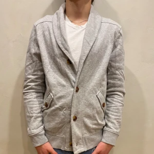 Kofta H&M - Kofta H&M  Modell: 184cm & väger 84kg Skick: allmänt använd  Färg: Grå Material: bomull, polyester 