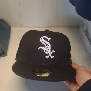 New era sox keps - Säljer nu min new era sox keps som tyvärr är ganska för stor. Skick 10/10 har bara testat den. Kommer aldrig komma till användning därför ger jag ett bra pris och en god deal. Hör av er vid funderingar😇