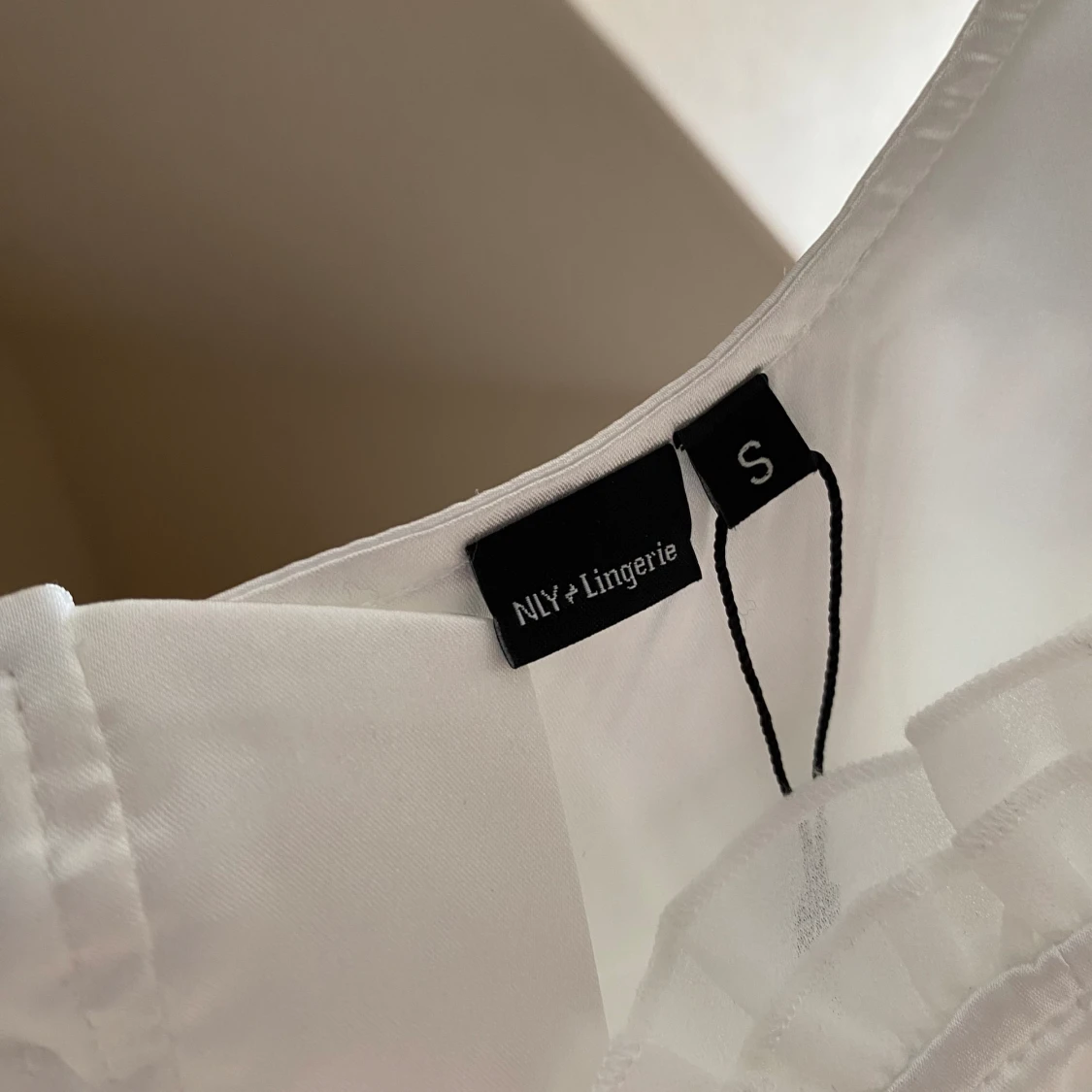 Vit blus med volang detaljer - 91