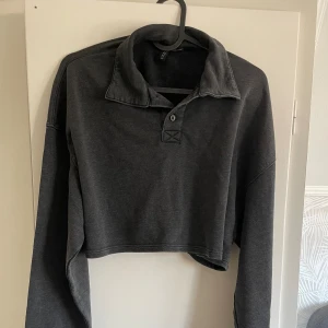 Grå kort topp - H&M - Säljer denna som tyvärr var för kort på mig! Oanvänd och i nyskick🩶
