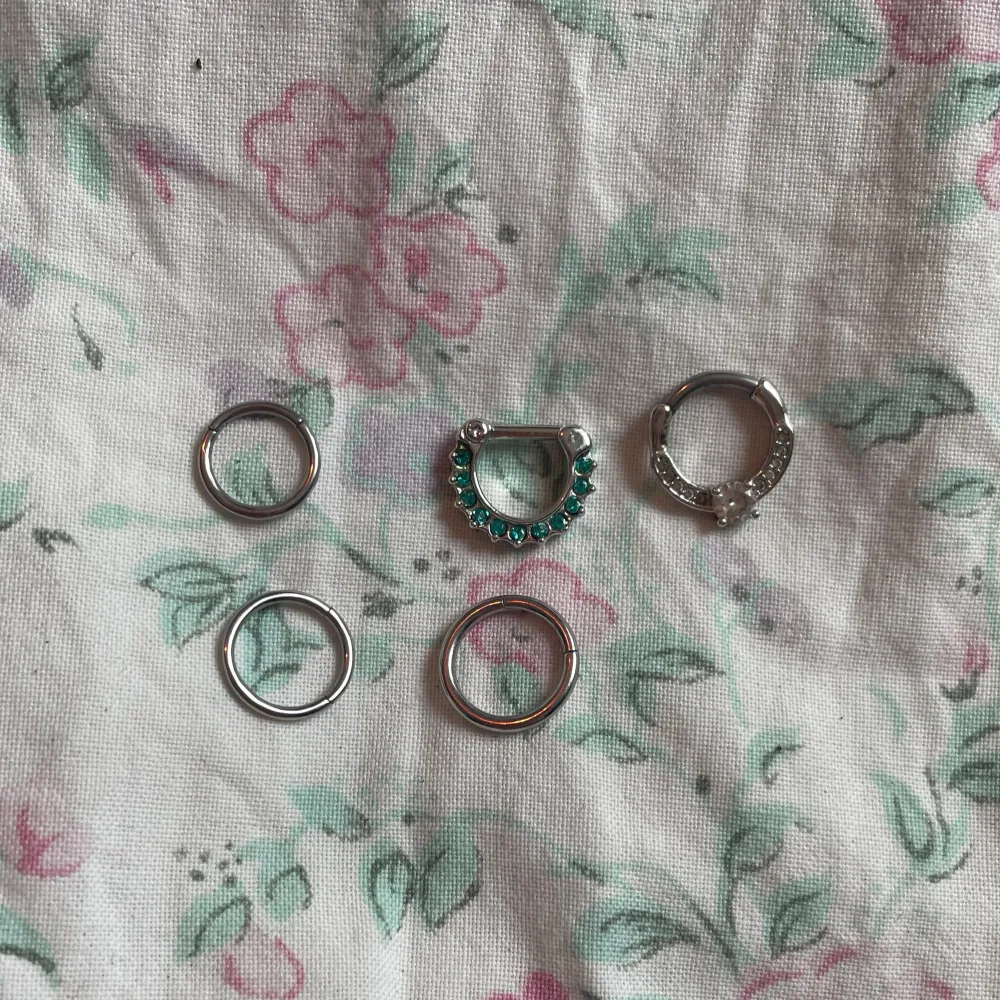 Septum piercings ringar i olika storlekar:) Vet ej vilka material och storlekar de är tyvärr . Accessoarer.