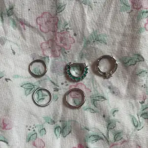 Septum piercings ringar i olika storlekar:) Vet ej vilka material och storlekar de är tyvärr 
