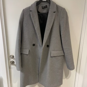Kappa  - Grå kappa från Zara 🌸